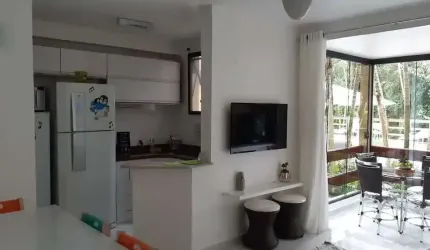 Apto mobiliado em condomínio com piscina aquecida e quadra (futsal e tenis).