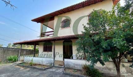 Casa Padrão - Casa Duplex de 5 Quartos com 2 Suítes e Quintal em Bairro de Fátima - Guarapari - ES