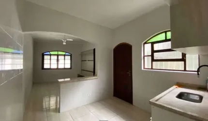Imperdível oportunidade! Casa à venda em Praia Grande-SP, bairro Caiçara. 1 quarto, 1 sala, 1 banheiro, 1 vaga de garagem, 50m².
