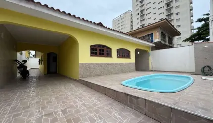Imperdível! Casa à venda em Praia Grande-SP, no bairro Flórida, com 4 quartos, 2 suítes, 2 salas, 2 banheiros, 2 vagas de garagem e 270,00 m² de área.