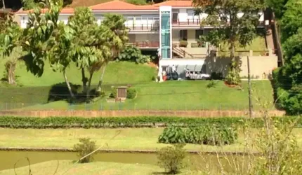 Casa à venda em frente ao Lago Quitandinha em Petrópolis!