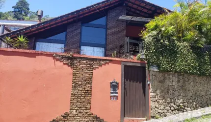 Linda casa na região do Quitandinha pronta para morar!