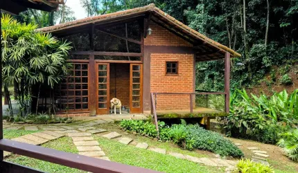 Linda casa em condomínio com área de lazer completa!