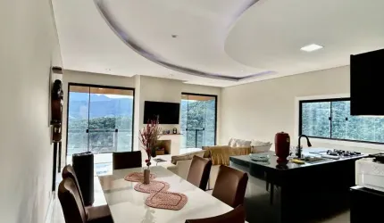 Belíssima casa à venda em Nogueira, Petrópolis-RJ