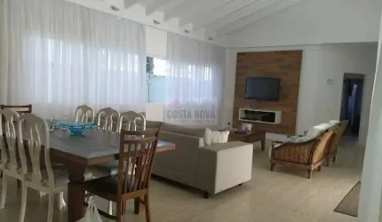 Casa de Condominio com cinco dormitórios, três vagas, piscina, mobiliada!