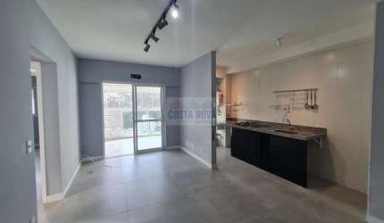 Apartamento de 02 dormitórios a uma quadra uma quadra da praia. Lazer completo!