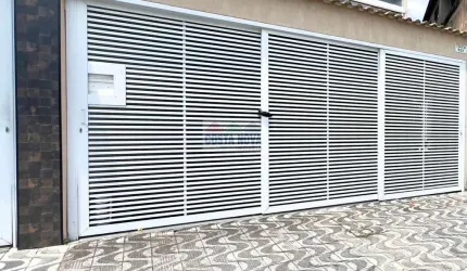 Sobrado com 3 quartos, 1 lavabo, 1 banheiro, 2 vagas de garagem no bairro Vila Mirim.