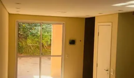 Casa em Condomínio para Venda ou Locação em Cotia - Jardim Petrópolis: 2 Quartos, 1 Sala, 2 Banheiros, 2 Vagas de Garagem, 66m²
