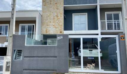 Ótimo sobrado triplex de alto padrão com porteira fechada no Jardim Dona Rosa, Iguaçu.
