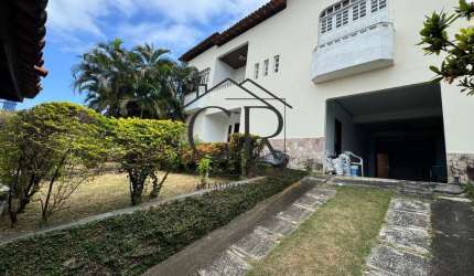 Fantástica casa em condomínio com portaria 24h, espaço e conforto para toda família!