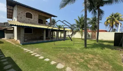 Belíssima casa a 50m da praia, em condomínio fechado!