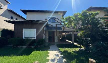 Maravilhosa casa com altíssimo padrão construtivo em condomínio clube!