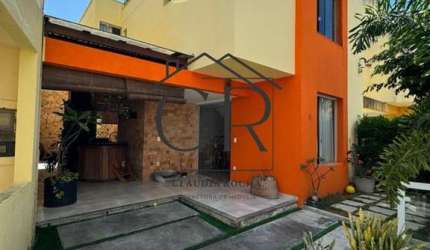 Mega maravilhosa casa em condomínio, energia solar, varanda gourmet com jacuzzi!