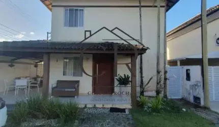 Linda casa com mega área externa em condomínio com portaria 24h!