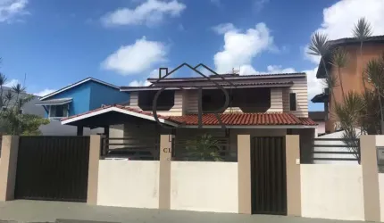 Duplex com 4/4 em condomínio fechado com excelente infraestrutura!