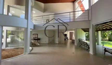 Linda mansão com mega área externa em condomínio fechado!!