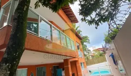 MARAVILHOSA CASA EM CONDOMÍNIO FECHADO