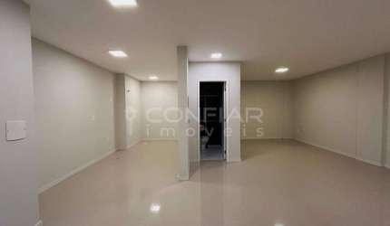 Sala comercial com 45m² na Avenida Santos Dumont por R$1.700,00 + TAXAS