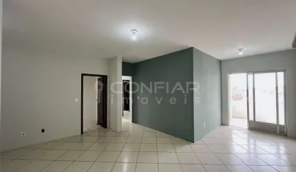 Apartamento amplo com 3 quartos sendo 1 suíte no Bairro Iririu por R$1.750,00 + TAXAS
