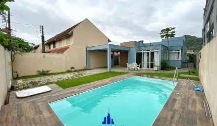 V321 Casa em Caiobá -Piscina e quatro dormitórios