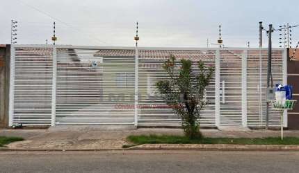 Linda Casa com 2/4 e Varanda À Venda em Cuiabá