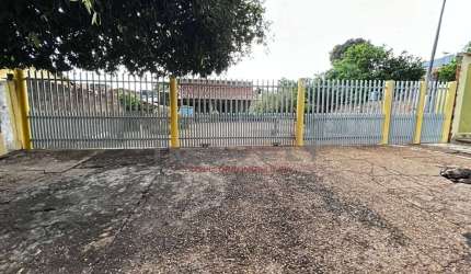 Ampla, arejada e com duas frentes! Casa à venda no Jardim Glória