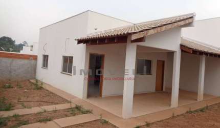 Casa com 2/4 no bairro Figueirinha em Várzea Grande