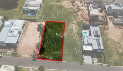 Ótimo terreno em aclive com 503m2 de área total em rua tranquila do condomínio.