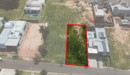 Ótimo terreno em aclive com 503m2 de área total em rua tranquila do condomínio.