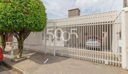 Casa bem interessante, com pé direito alto e excelente estrutura de construção.