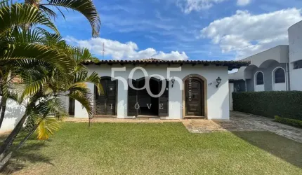 Linda casa colonial à venda no Centro de Itu com 190m² de área construída e 562m² de área total.