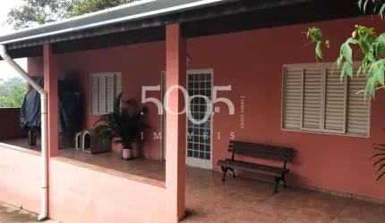 Chácara à venda com250m² de área construída e 2462m² bem arborizada.
