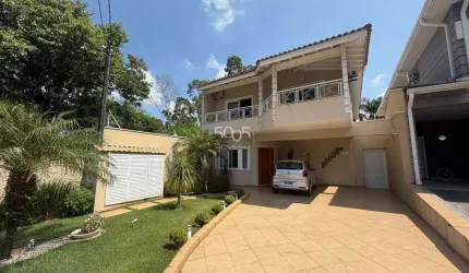 Casa sobrado à venda no Condomínio Portal de Itu I com 330m² de área construída, 4 dormitórios, piscina