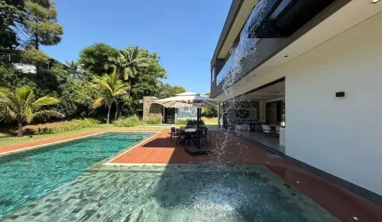 Casa à venda com 2012m² de terreno e 745m² de área construída, completamente mobiliada, cascata, sauna, academia, elevador e quadra de beach tennis.