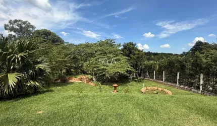 Casa com quintal incrível e fundo para mata no condomínio Terras Di Leonardi em Itu com 235m2 de construção e 2590m2 de terreno.