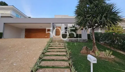 Casa à venda no Condomínio Jardim Theodora, 4 suítes, com 415m² de área construída e 600m² de área total
