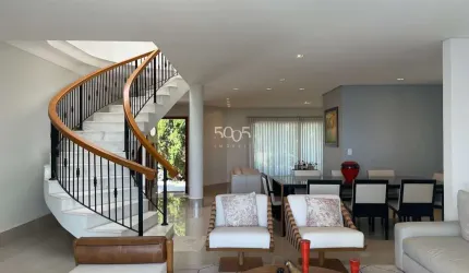 Linda casa à venda no condomínio Theodora com 512m2 de construção e 601m2 de terreno.