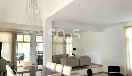 Linda e distinta casa no condomínio Jardim Theodora com 700m2 de construção e 905m2 de terreno.