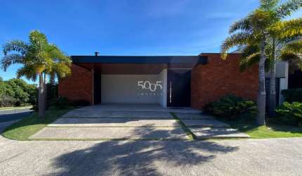 Casa à venda no Cond. Saint Paul, com 286m² construídos e 3 suítes