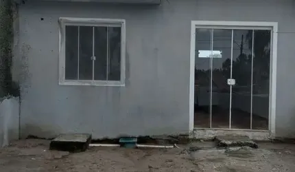 Casa sozinha com sobra de terreno na frente.