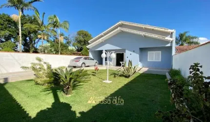 Casa com piscina e amplo terreno em Praia de Leste
