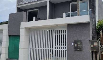Sobrado localizado no centro de Matinhos