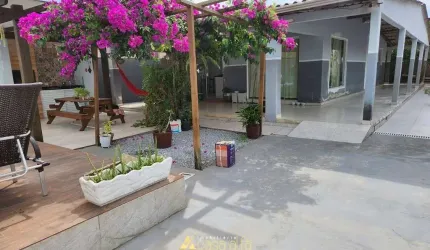 Casa terrea amplo quintal e piscina a 260m do mar
