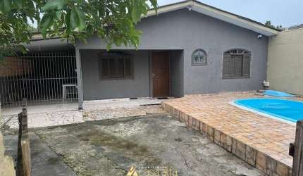Casa com Piscina e 03 Dormitórios sendo 01 Suíte.