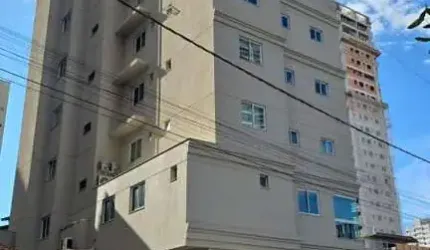 Viva a poucos passos do mar com praticidade e charme – Edifício Cádiz