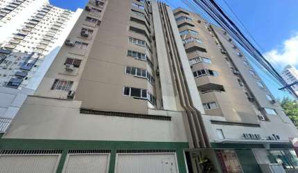 Apartamento a venda no centro de Balneário Camboriú com 2 suítes.