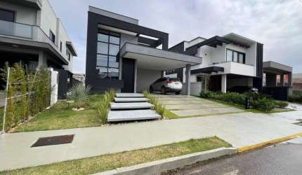 Casa térrea no Condomínio Caledônia em Camboriú, com 203m² privativos, em um terreno de 430m².