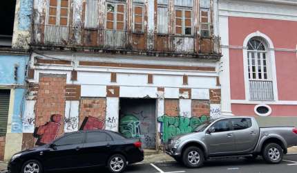 Galpão + 10 apartamentos com banheiro-2 frentes