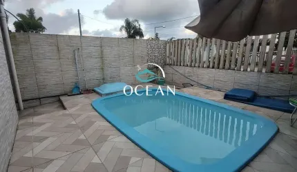 Casa com piscina proximo ao mar em Matinhos