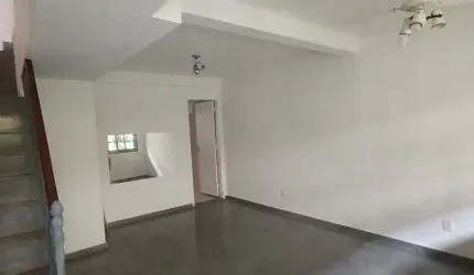 Alugo casa na Freguesia com 2 suítes em condomínio fechado